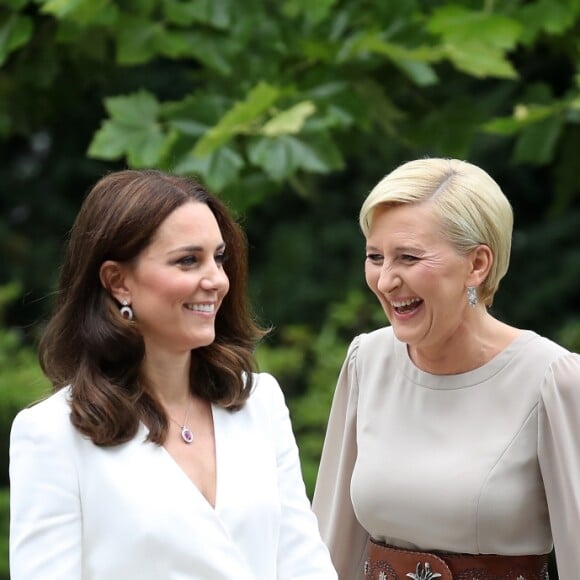 Kate Middleton et le prince William, duc et duchesse de Cambridge, ont été accueillis le 17 juillet 2017 au palais du Belvédère à Varsovie, leur résidence pendant leur visite officielle en Pologne, par le président Andrzej Duda et son épouse Agata.