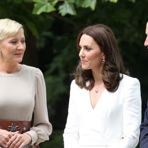 Kate Middleton et le prince William, duc et duchesse de Cambridge, ont été accueillis le 17 juillet 2017 au palais du Belvédère à Varsovie, leur résidence pendant leur visite officielle en Pologne, par le président Andrzej Duda et son épouse Agata.