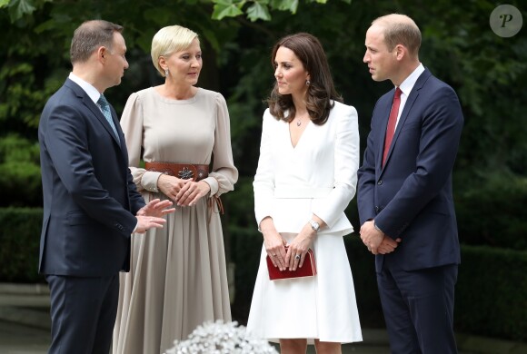Kate Middleton et le prince William, duc et duchesse de Cambridge, ont été accueillis le 17 juillet 2017 au palais du Belvédère à Varsovie, leur résidence pendant leur visite officielle en Pologne, par le président Andrzej Duda et son épouse Agata.