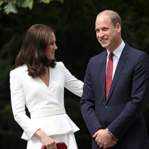 Kate Middleton et le prince William, duc et duchesse de Cambridge, ont été accueillis le 17 juillet 2017 au palais du Belvédère à Varsovie, leur résidence pendant leur visite officielle en Pologne, par le président Andrzej Duda et son épouse Agata.