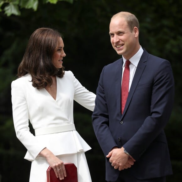 Kate Middleton et le prince William, duc et duchesse de Cambridge, ont été accueillis le 17 juillet 2017 au palais du Belvédère à Varsovie, leur résidence pendant leur visite officielle en Pologne, par le président Andrzej Duda et son épouse Agata.