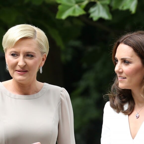 Kate Middleton et le prince William, duc et duchesse de Cambridge, ont été accueillis le 17 juillet 2017 au palais du Belvédère à Varsovie, leur résidence pendant leur visite officielle en Pologne, par le président Andrzej Duda et son épouse Agata.