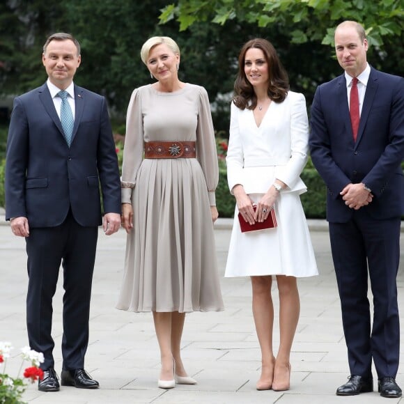 Kate Middleton et le prince William, duc et duchesse de Cambridge, ont été accueillis le 17 juillet 2017 au palais du Belvédère à Varsovie, leur résidence pendant leur visite officielle en Pologne, par le président Andrzej Duda et son épouse Agata.