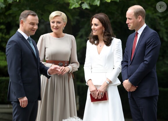 Kate Middleton et le prince William, duc et duchesse de Cambridge, ont été accueillis le 17 juillet 2017 au palais du Belvédère à Varsovie, leur résidence pendant leur visite officielle en Pologne, par le président Andrzej Duda et son épouse Agata.