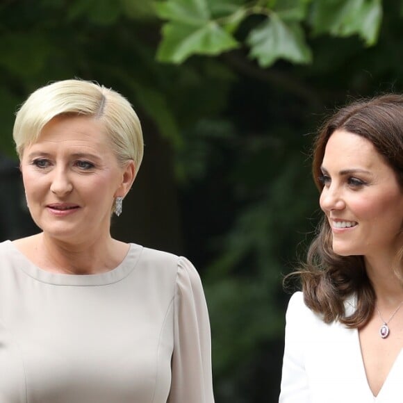 Kate Middleton et le prince William, duc et duchesse de Cambridge, ont été accueillis le 17 juillet 2017 au palais du Belvédère à Varsovie, leur résidence pendant leur visite officielle en Pologne, par le président Andrzej Duda et son épouse Agata.