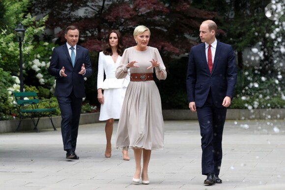 Kate Middleton et le prince William, duc et duchesse de Cambridge, ont été accueillis le 17 juillet 2017 au palais du Belvédère à Varsovie, leur résidence pendant leur visite officielle en Pologne, par le président Andrzej Duda et son épouse Agata.