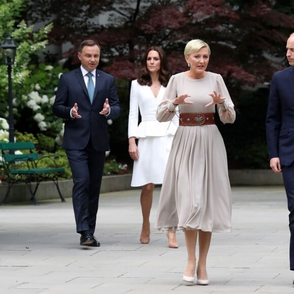 Kate Middleton et le prince William, duc et duchesse de Cambridge, ont été accueillis le 17 juillet 2017 au palais du Belvédère à Varsovie, leur résidence pendant leur visite officielle en Pologne, par le président Andrzej Duda et son épouse Agata.