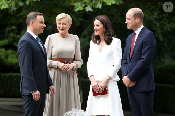 Kate Middleton et le prince William, duc et duchesse de Cambridge, ont été accueillis le 17 juillet 2017 au palais du Belvédère à Varsovie, leur résidence pendant leur visite officielle en Pologne, par le président Andrzej Duda et son épouse Agata.