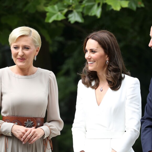 Kate Middleton et le prince William, duc et duchesse de Cambridge, ont été accueillis le 17 juillet 2017 au palais du Belvédère à Varsovie, leur résidence pendant leur visite officielle en Pologne, par le président Andrzej Duda et son épouse Agata.