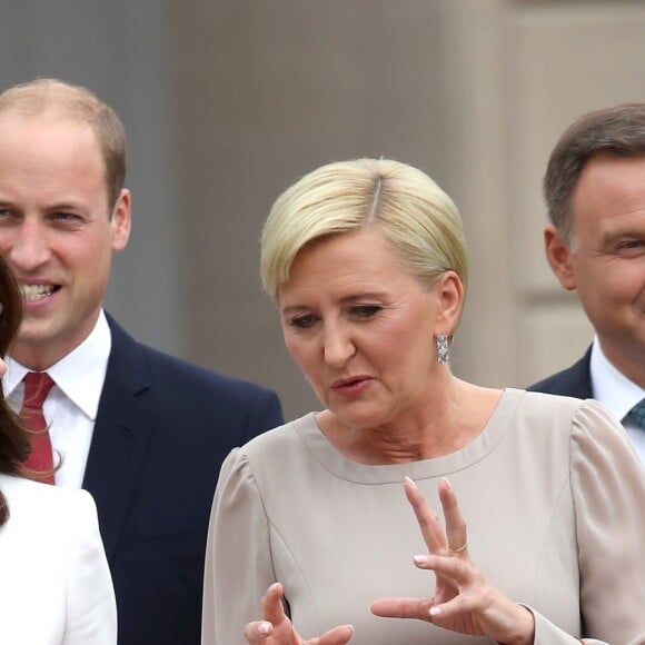 Kate Middleton et le prince William, duc et duchesse de Cambridge, ont été accueillis le 17 juillet 2017 au palais du Belvédère à Varsovie, leur résidence pendant leur visite officielle en Pologne, par le président Andrzej Duda et son épouse Agata.