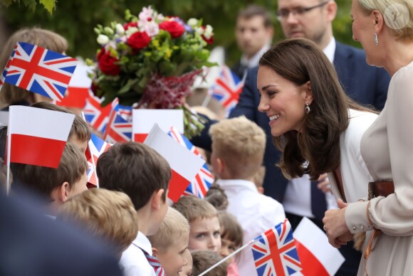Kate Middleton et le prince William, duc et duchesse de Cambridge, ont été accueillis le 17 juillet 2017 au palais du Belvédère à Varsovie, leur résidence pendant leur visite officielle en Pologne, par le président Andrzej Duda et son épouse Agata.