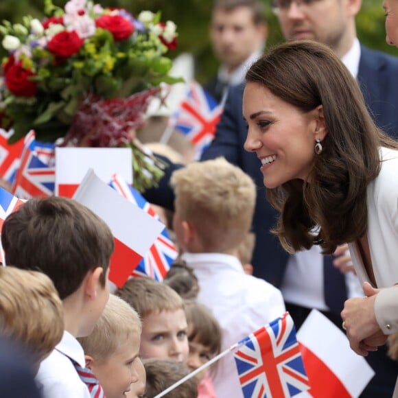 Kate Middleton et le prince William, duc et duchesse de Cambridge, ont été accueillis le 17 juillet 2017 au palais du Belvédère à Varsovie, leur résidence pendant leur visite officielle en Pologne, par le président Andrzej Duda et son épouse Agata.