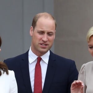 Kate Middleton et le prince William, duc et duchesse de Cambridge, ont été accueillis le 17 juillet 2017 au palais du Belvédère à Varsovie, leur résidence pendant leur visite officielle en Pologne, par le président Andrzej Duda et son épouse Agata.