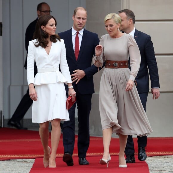 Kate Middleton et le prince William, duc et duchesse de Cambridge, ont été accueillis le 17 juillet 2017 au palais du Belvédère à Varsovie, leur résidence pendant leur visite officielle en Pologne, par le président Andrzej Duda et son épouse Agata.