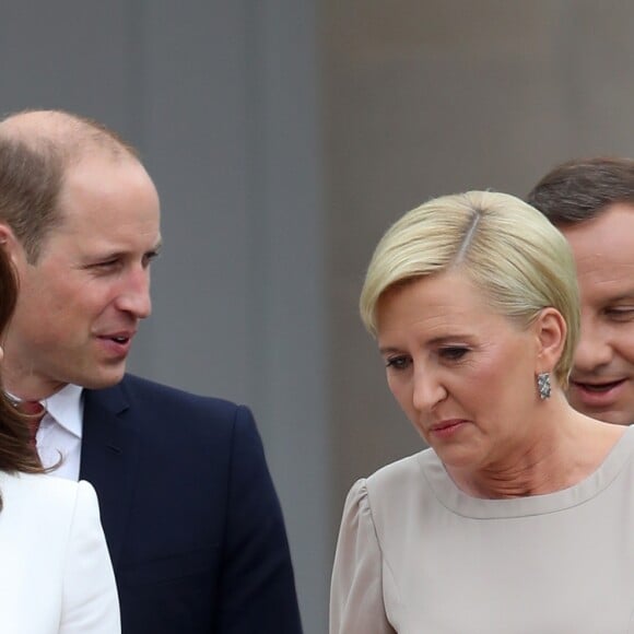 Kate Middleton et le prince William, duc et duchesse de Cambridge, ont été accueillis le 17 juillet 2017 au palais du Belvédère à Varsovie, leur résidence pendant leur visite officielle en Pologne, par le président Andrzej Duda et son épouse Agata.