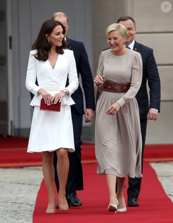 Kate Middleton et le prince William, duc et duchesse de Cambridge, ont été accueillis le 17 juillet 2017 au palais du Belvédère à Varsovie, leur résidence pendant leur visite officielle en Pologne, par le président Andrzej Duda et son épouse Agata.