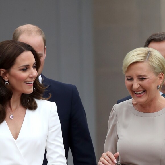 Kate Middleton et le prince William, duc et duchesse de Cambridge, ont été accueillis le 17 juillet 2017 au palais du Belvédère à Varsovie, leur résidence pendant leur visite officielle en Pologne, par le président Andrzej Duda et son épouse Agata.