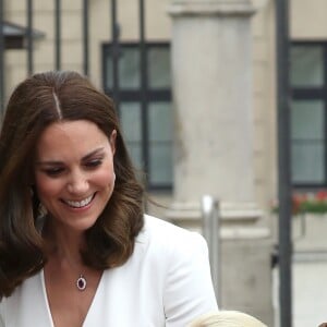 Kate Middleton et le prince William, duc et duchesse de Cambridge, ont été accueillis le 17 juillet 2017 au palais du Belvédère à Varsovie, leur résidence pendant leur visite officielle en Pologne, par le président Andrzej Duda et son épouse Agata.