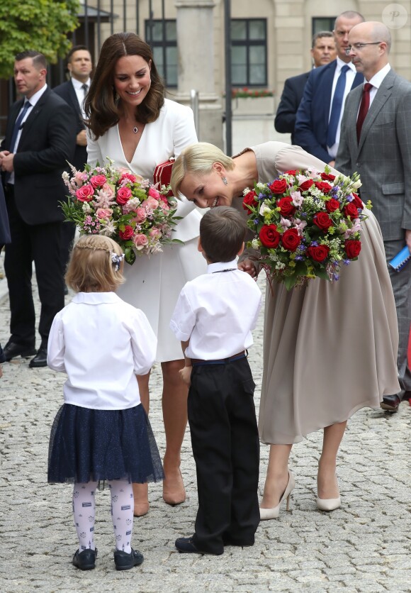 Kate Middleton et le prince William, duc et duchesse de Cambridge, ont été accueillis le 17 juillet 2017 au palais du Belvédère à Varsovie, leur résidence pendant leur visite officielle en Pologne, par le président Andrzej Duda et son épouse Agata.
