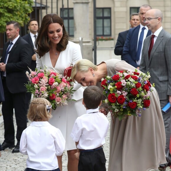 Kate Middleton et le prince William, duc et duchesse de Cambridge, ont été accueillis le 17 juillet 2017 au palais du Belvédère à Varsovie, leur résidence pendant leur visite officielle en Pologne, par le président Andrzej Duda et son épouse Agata.