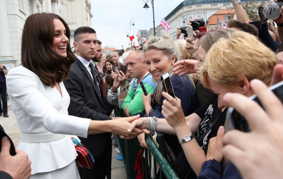 Kate Middleton et le prince William, duc et duchesse de Cambridge, ont été accueillis le 17 juillet 2017 au palais du Belvédère à Varsovie, leur résidence pendant leur visite officielle en Pologne, par le président Andrzej Duda et son épouse Agata.