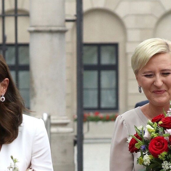 Kate Middleton et le prince William, duc et duchesse de Cambridge, ont été accueillis le 17 juillet 2017 au palais du Belvédère à Varsovie, leur résidence pendant leur visite officielle en Pologne, par le président Andrzej Duda et son épouse Agata.