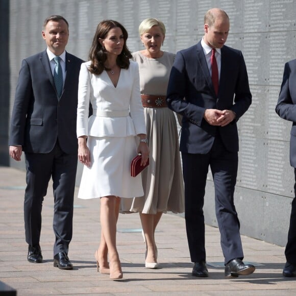 Le prince William et la duchesse Catherine de Cambridge se sont recueillis devant le Mur du Souvenir lors de leur visite du Musée de l'Insurrection de Varsovie le 17 juillet 2017 dans le cadre de leur visite officielle en Pologne.