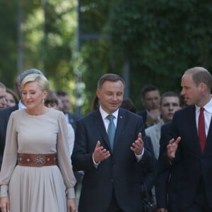 Le prince William et la duchesse Catherine de Cambridge se sont recueillis devant le Mur du Souvenir lors de leur visite du Musée de l'Insurrection de Varsovie le 17 juillet 2017 dans le cadre de leur visite officielle en Pologne.