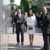 Le prince William et la duchesse Catherine de Cambridge se sont recueillis devant le Mur du Souvenir lors de leur visite du Musée de l'Insurrection de Varsovie le 17 juillet 2017 dans le cadre de leur visite officielle en Pologne.
