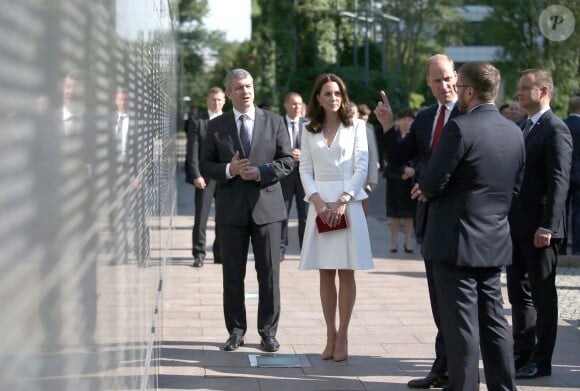 Le prince William et la duchesse Catherine de Cambridge se sont recueillis devant le Mur du Souvenir lors de leur visite du Musée de l'Insurrection de Varsovie le 17 juillet 2017 dans le cadre de leur visite officielle en Pologne.