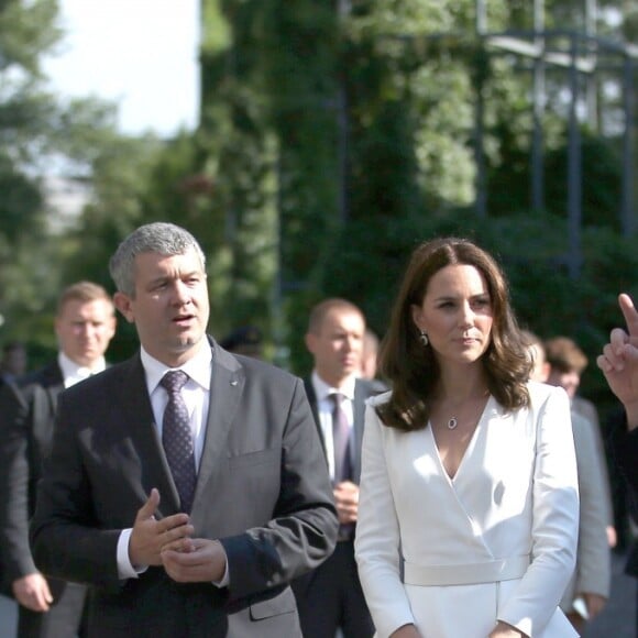 Le prince William et la duchesse Catherine de Cambridge se sont recueillis devant le Mur du Souvenir lors de leur visite du Musée de l'Insurrection de Varsovie le 17 juillet 2017 dans le cadre de leur visite officielle en Pologne.