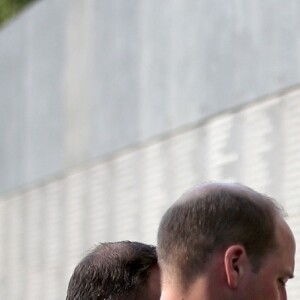 Le prince William et la duchesse Catherine de Cambridge se sont recueillis devant le Mur du Souvenir lors de leur visite du Musée de l'Insurrection de Varsovie le 17 juillet 2017 dans le cadre de leur visite officielle en Pologne.