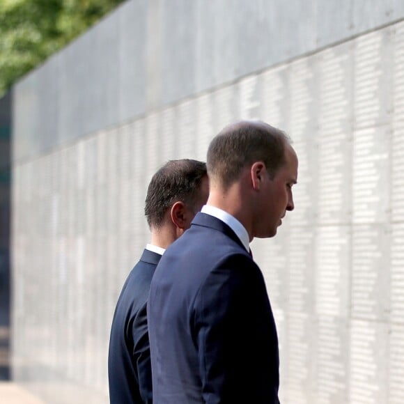 Le prince William et la duchesse Catherine de Cambridge se sont recueillis devant le Mur du Souvenir lors de leur visite du Musée de l'Insurrection de Varsovie le 17 juillet 2017 dans le cadre de leur visite officielle en Pologne.