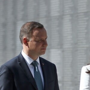 Le prince William et la duchesse Catherine de Cambridge se sont recueillis devant le Mur du Souvenir lors de leur visite du Musée de l'Insurrection de Varsovie le 17 juillet 2017 dans le cadre de leur visite officielle en Pologne.