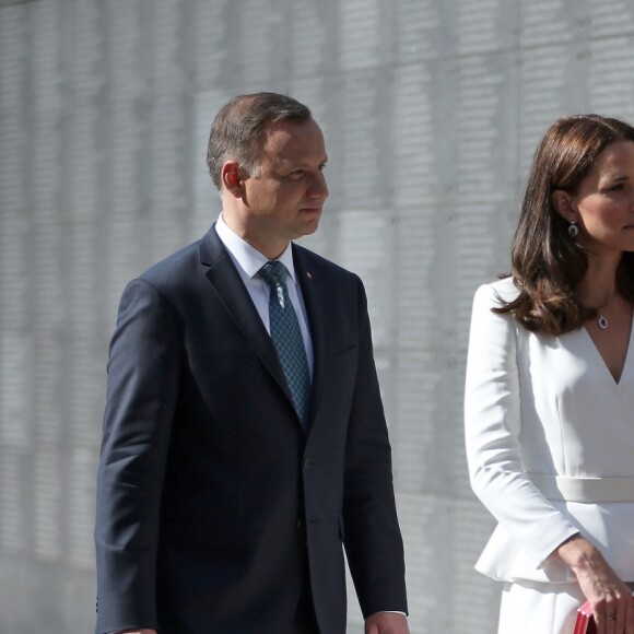 Le prince William et la duchesse Catherine de Cambridge se sont recueillis devant le Mur du Souvenir lors de leur visite du Musée de l'Insurrection de Varsovie le 17 juillet 2017 dans le cadre de leur visite officielle en Pologne.