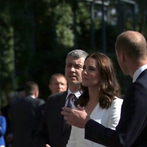 Le prince William et la duchesse Catherine de Cambridge se sont recueillis devant le Mur du Souvenir lors de leur visite du Musée de l'Insurrection de Varsovie le 17 juillet 2017 dans le cadre de leur visite officielle en Pologne.