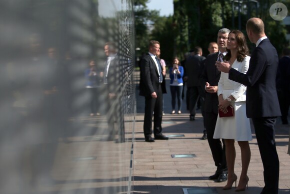 Le prince William et la duchesse Catherine de Cambridge se sont recueillis devant le Mur du Souvenir lors de leur visite du Musée de l'Insurrection de Varsovie le 17 juillet 2017 dans le cadre de leur visite officielle en Pologne.