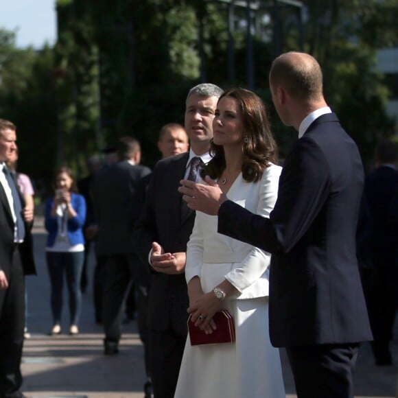 Le prince William et la duchesse Catherine de Cambridge se sont recueillis devant le Mur du Souvenir lors de leur visite du Musée de l'Insurrection de Varsovie le 17 juillet 2017 dans le cadre de leur visite officielle en Pologne.