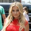 Carmen Electra et les danseurs de Thunder Down Under présentent la statue de cire de Zac Efron devant chez Madame Tussauds à Hollywood, le 12 juillet 2017