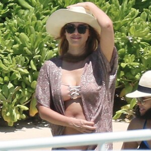 Jessica Alba passe des vacances en famille avec son mari Cash Warren et ses filles Honor et Haven à Hawaii, le 15 juillet 2017