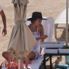 Jessica Alba fait du paddle avec sa fille Honor et déjeune sur la plage avec son mari Cash Warren à Honolulu, le 14 juillet 2017