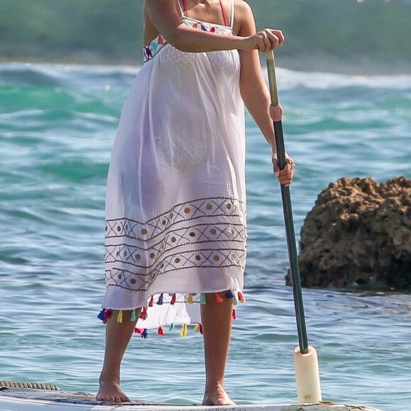 Jessica Alba fait du paddle avec sa fille Honor et déjeune sur la plage avec son mari Cash Warren à Honolulu, le 14 juillet 2017