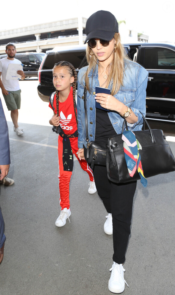 Jessica Alba arrive à l'aéroport LAX de Los Angeles avec sa fille Honor, le 10 juillet 2017.
