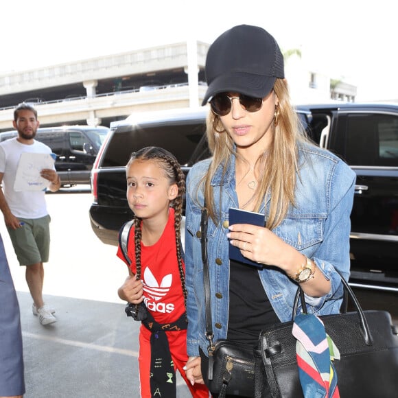 Jessica Alba arrive à l'aéroport LAX de Los Angeles avec sa fille Honor, le 10 juillet 2017.