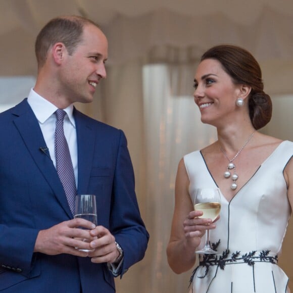 Kate Middleton et le prince William à Varsovie le 17 juillet 2017, lors d'une garden party organisée dans l'orangerie du parc Lazienki au cours de leur visite officielle en Pologne.