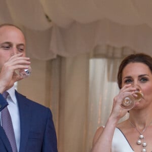 Kate Middleton et le prince William à Varsovie le 17 juillet 2017, lors d'une garden party organisée dans l'orangerie du parc Lazienki au cours de leur visite officielle en Pologne.