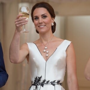 Kate Middleton à Varsovie le 17 juillet 2017, lors d'une garden party organisée dans l'orangerie du parc Lazienki au cours de sa visite officielle en Pologne avec le prince William.