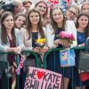 Un fan-club attendait le duc et la duchesse de Cambridge lors de leur venue à Varsovie le 17 juillet 2017.