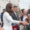 Kate Middleton rencontre la foule à Varsovie le 17 juillet 2017.