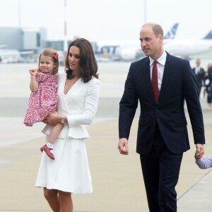 Kate Middleton et le prince William avec leurs enfants Charlotte et George lors de leur arrivée à Varsovie le 17 juillet 2017, en visite officielle.